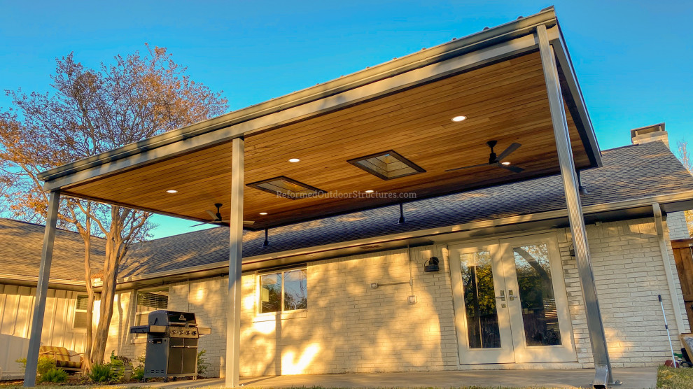 Design ideas for a modern verandah in Dallas.