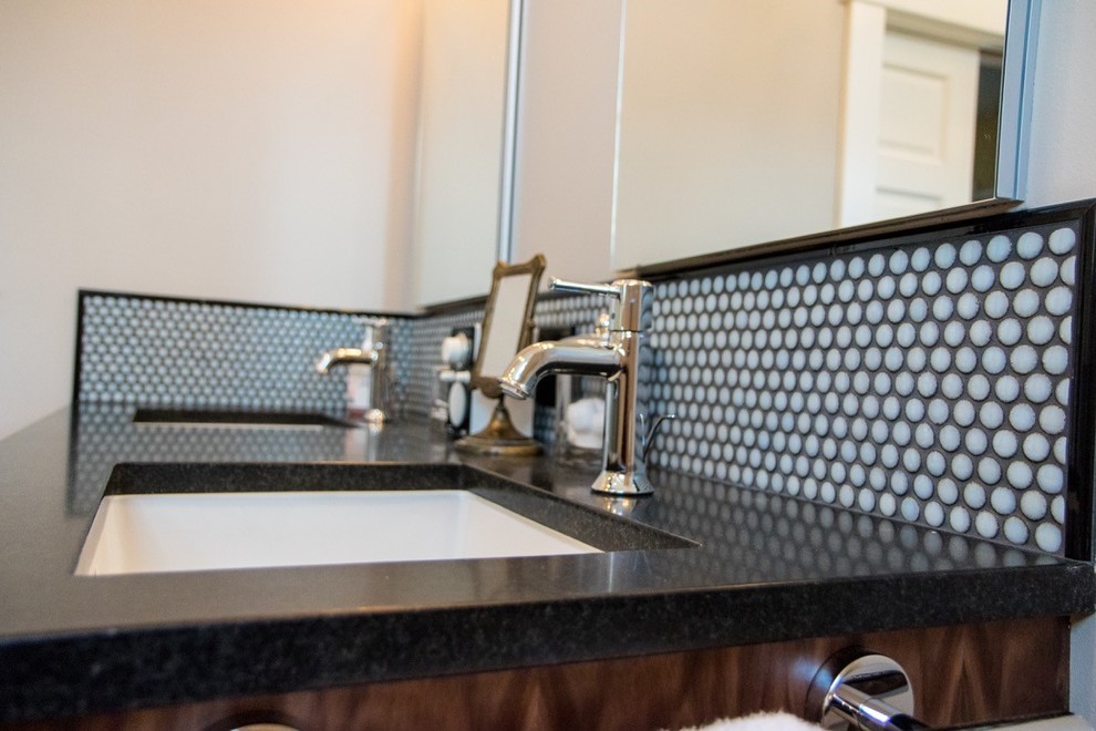 Example of a transitional home design design in Seattle