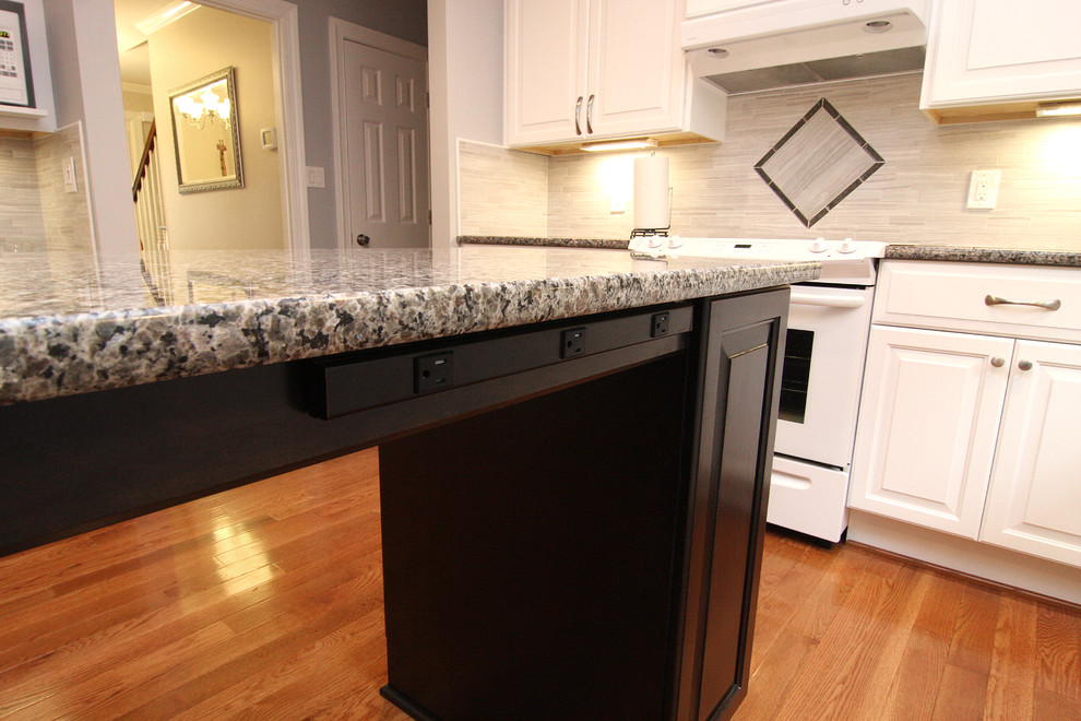 Eat-in kitchen - mid-sized transitional u-shaped medium tone wood floor eat-in kitchen idea with an undermount sink, raised-panel cabinets, white cabinets, granite countertops, gray backsplash, porcelain backsplash, white appliances and an island