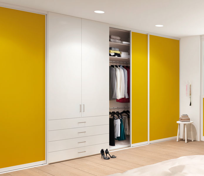Photo of a transitional storage and wardrobe in Chicago.