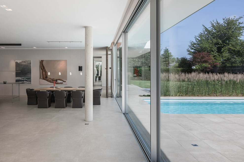 Geräumiger, Gefliester Moderner Pool in rechteckiger Form in Köln