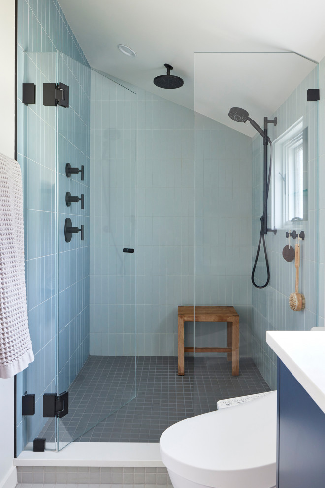 Свежая идея для дизайна: ванная комната среднего размера в викторианском стиле с душем в нише, биде, синей плиткой, белыми стенами, полом из керамической плитки, душевой кабиной, серым полом и душем с распашными дверями - отличное фото интерьера