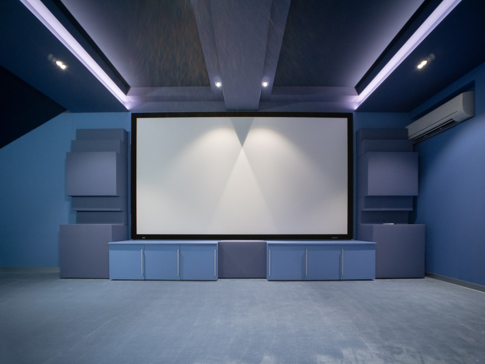 Домашний кинотеатр в мансарде