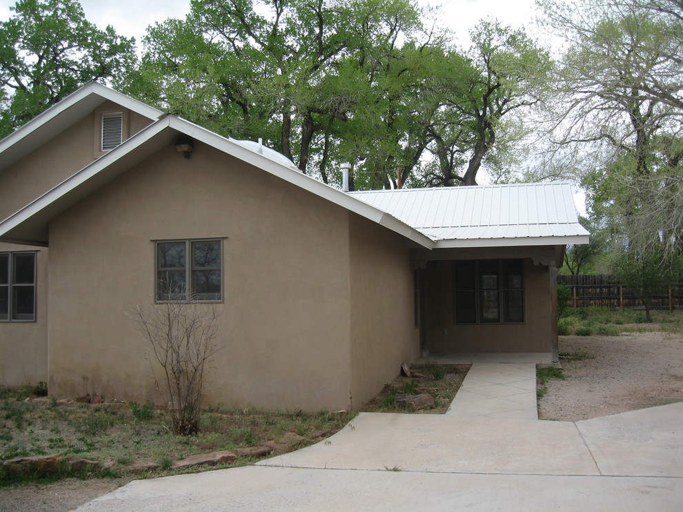Inspiration for a mid-sized southwestern home design remodel in Albuquerque