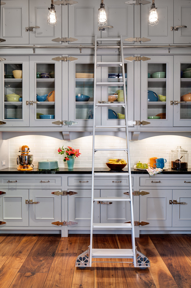 Kitchen - cottage kitchen idea in Milwaukee