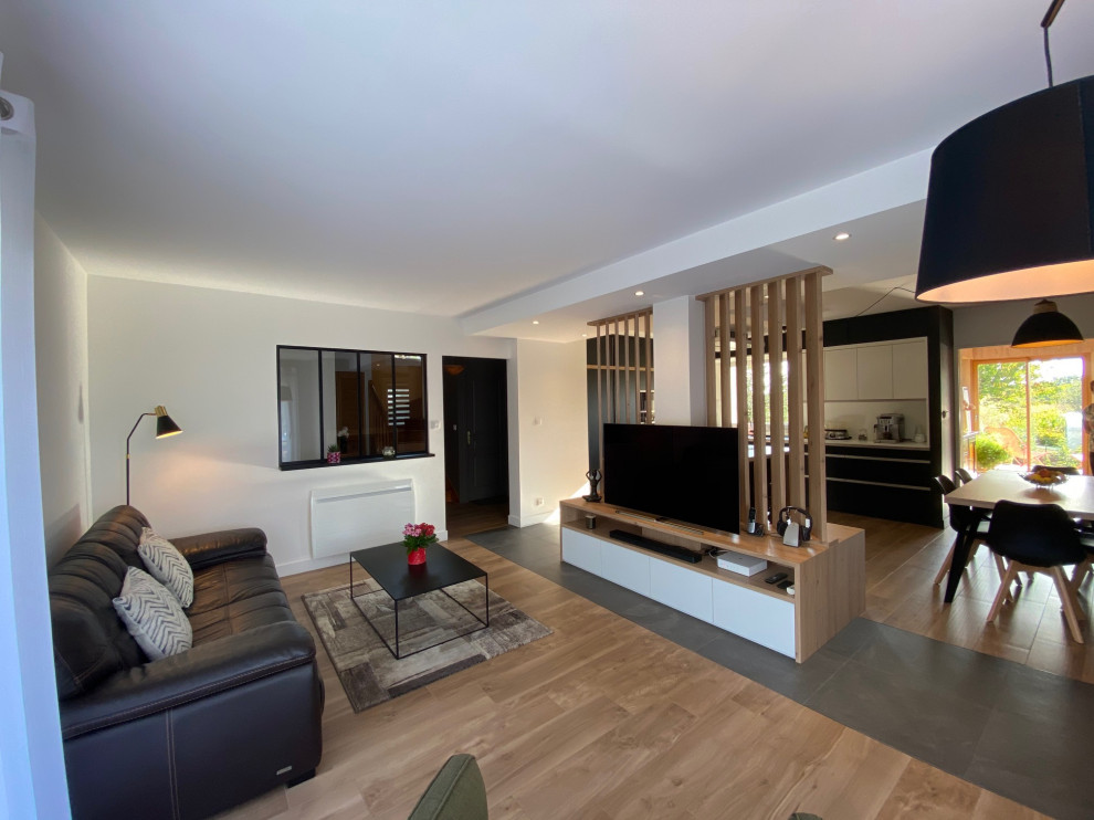 Mittelgroßes, Offenes Modernes Wohnzimmer mit beiger Wandfarbe, freistehendem TV und eingelassener Decke in Rennes