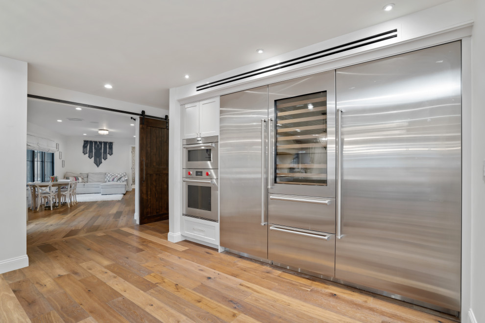 Transitional kitchen photo in Los Angeles