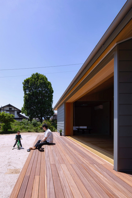 小郡の家/平屋の大屋根 moderno-terraza-y-balcon