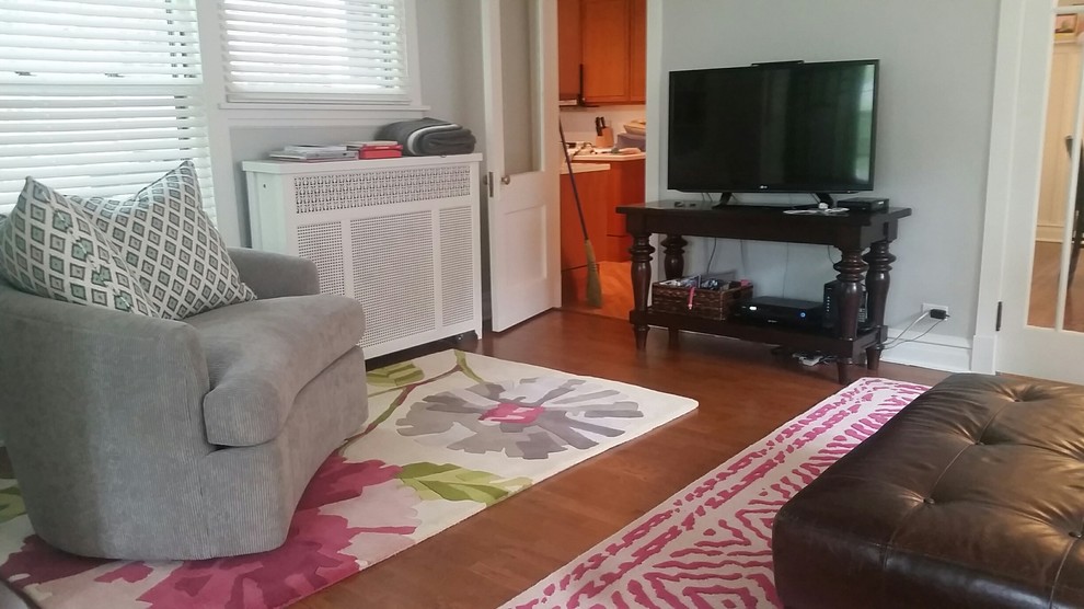 Transitional home design photo in Chicago