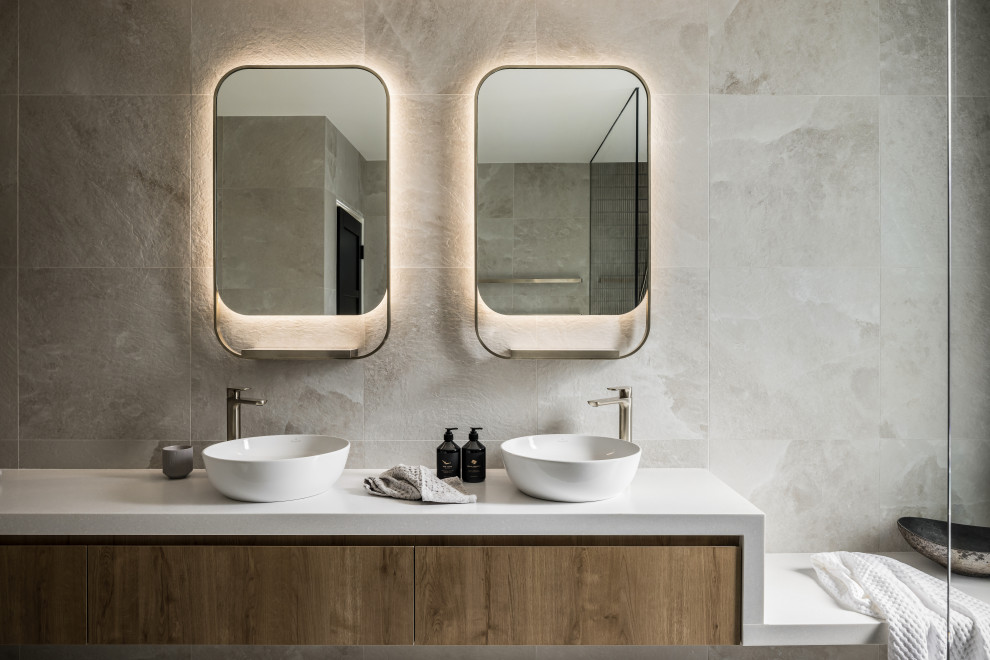 This is an example of a large contemporary bathroom in Sydney.
