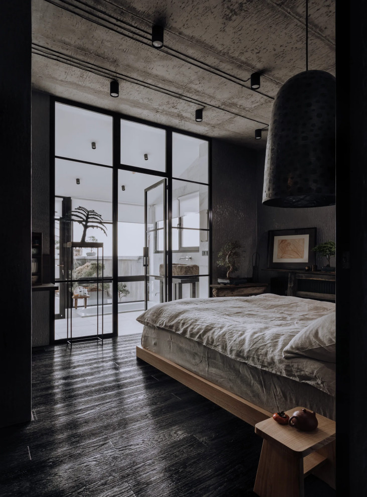 Imagen de dormitorio principal asiático de tamaño medio sin chimenea con paredes grises, suelo de madera oscura y suelo negro