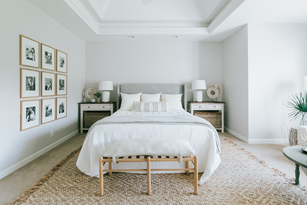 Стильный дизайн: огромная хозяйская спальня в стиле неоклассика (современная классика) с серыми стенами, ковровым покрытием и бежевым полом - последний тренд