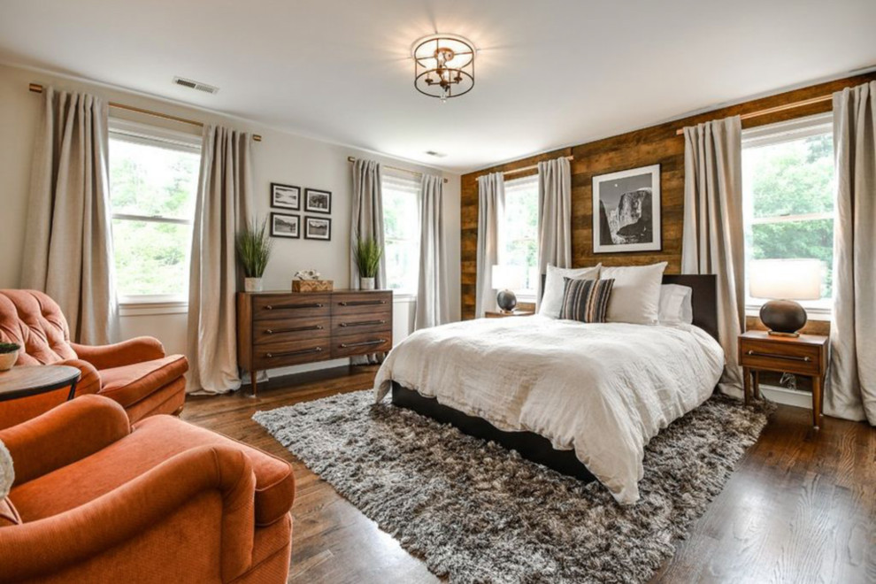 Modernes Schlafzimmer mit weißer Wandfarbe, Sperrholzboden und Holzwänden in Boston