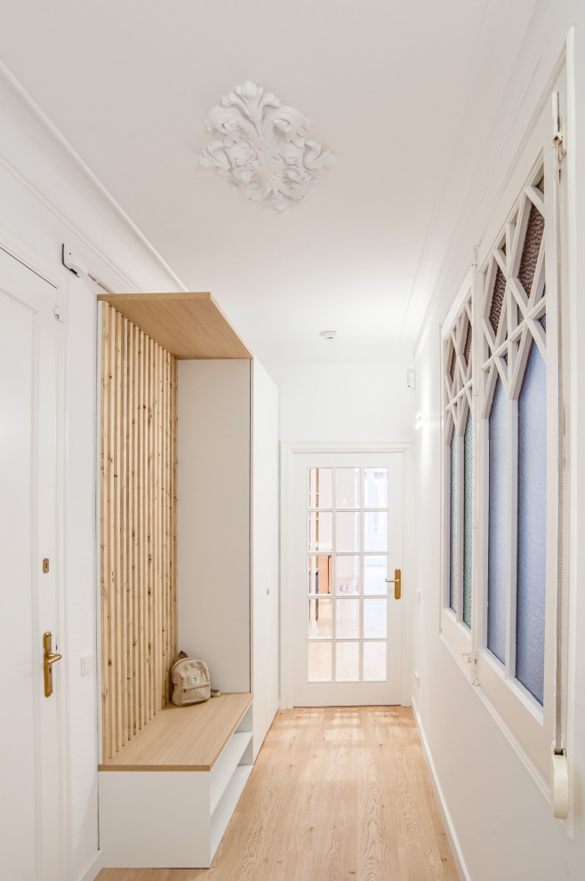 Стильный дизайн: коридор в скандинавском стиле с полом из ламината - последний тренд