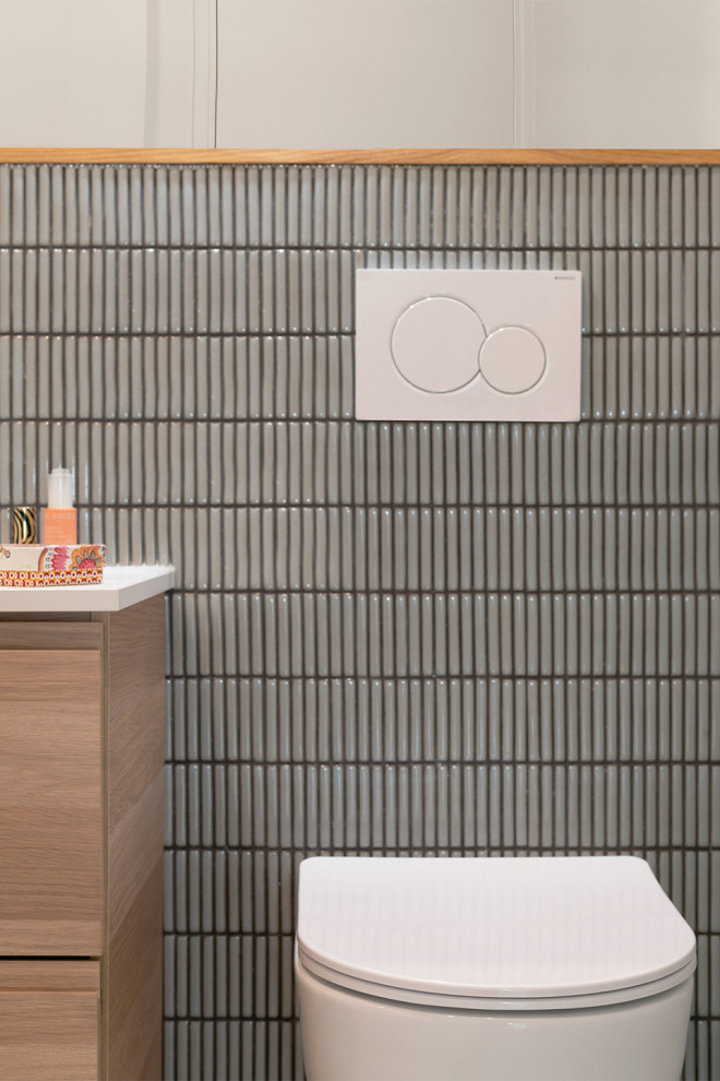Idée de décoration pour un WC suspendu design avec un mur vert.