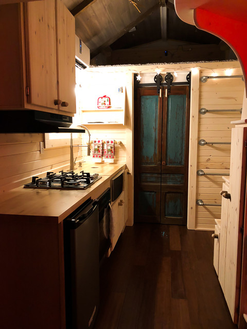 The Nest Tiny Home rustikal-kueche
