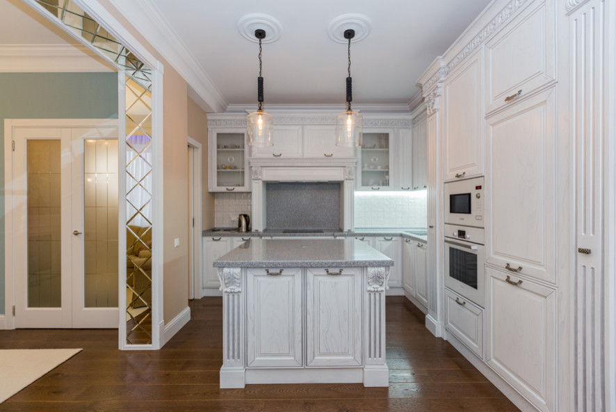 Кухня соединенная с гостиной зеркальным порталом. Реализованный проект