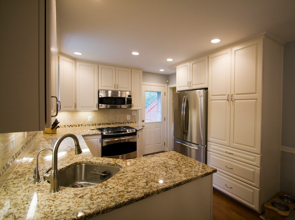 Kitchen - transitional kitchen idea in DC Metro
