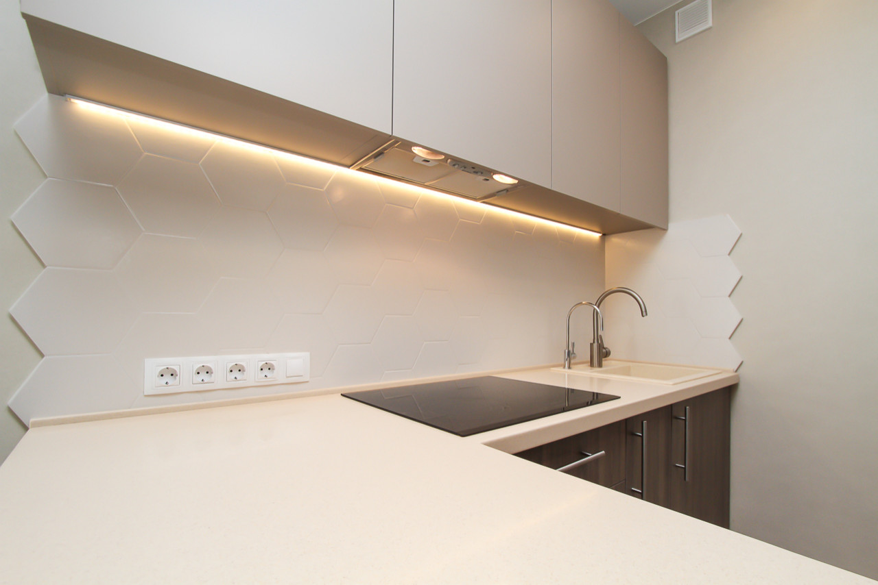 Квартира в современном стиле с яркими цветовыми акцентами.