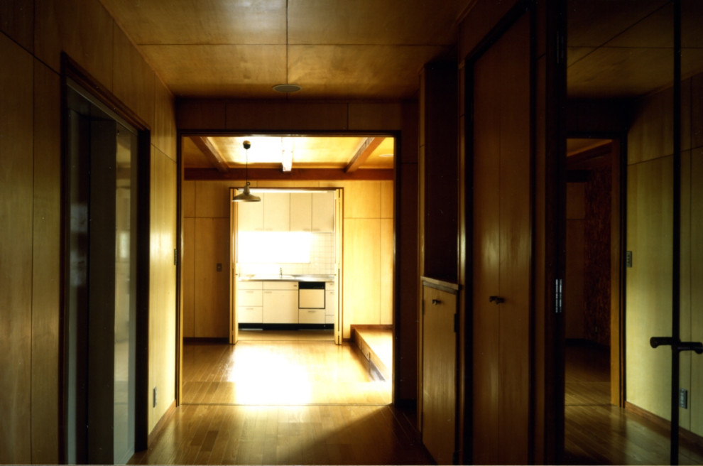 Aménagement d'un couloir moderne de taille moyenne avec un mur marron, parquet clair, un sol marron, un plafond en lambris de bois et du lambris de bois.