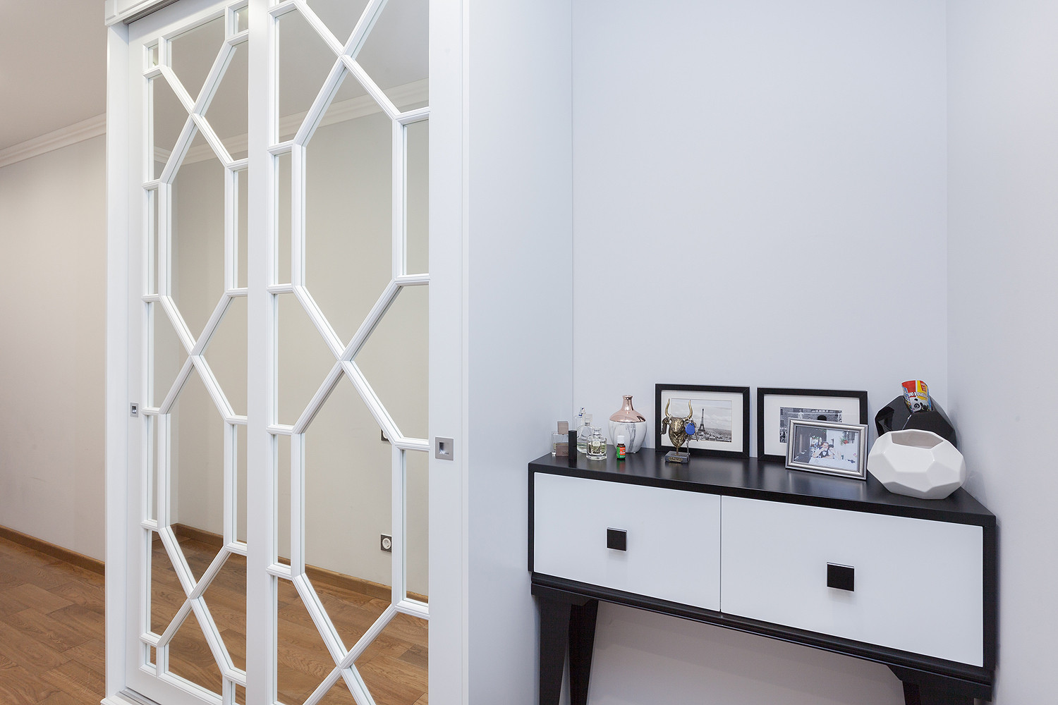 Мебель для прихожей в современном классическом стиле