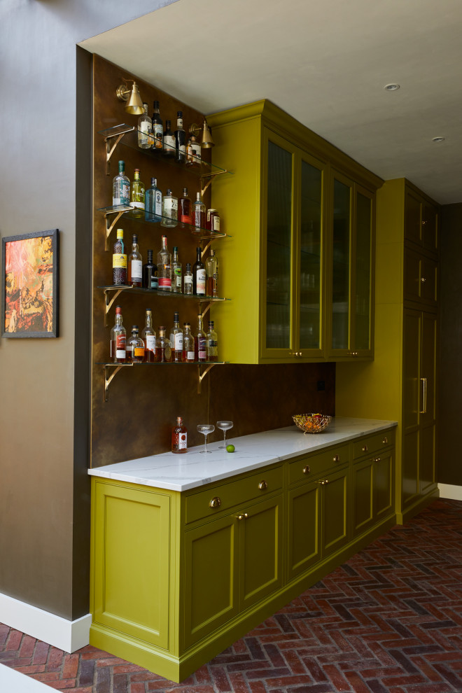 Exempel på ett stort modernt vit vitt kök, med en nedsänkt diskho, skåp i shakerstil, gröna skåp, bänkskiva i kvartsit, grönt stänkskydd, stänkskydd i tegel, integrerade vitvaror, tegelgolv, en köksö och brunt golv