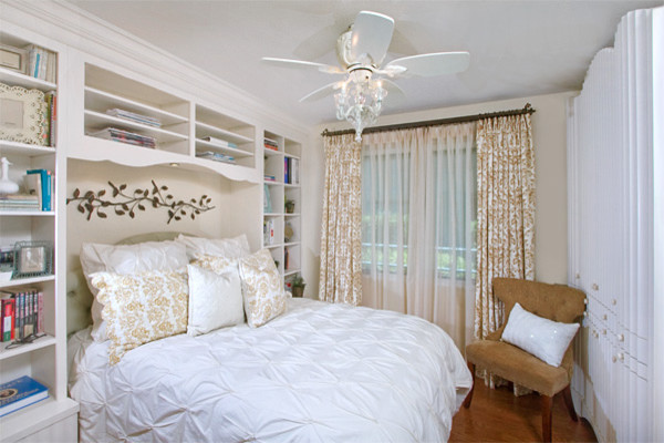 This is an example of a contemporary bedroom in San Diego.