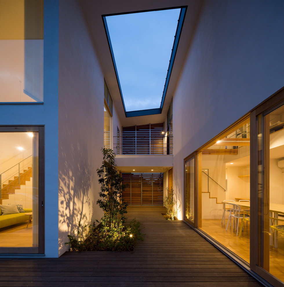 Idée de décoration pour une terrasse asiatique de taille moyenne avec une cour et une extension de toiture.