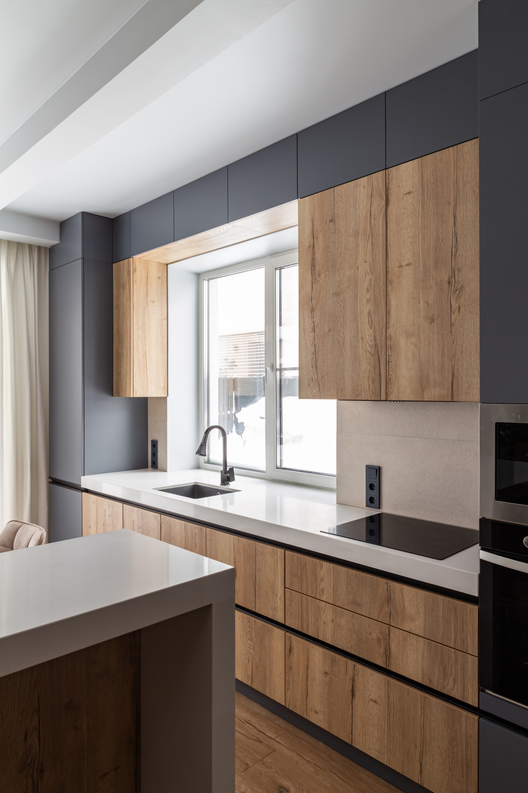 Современная кухня в загородный дом