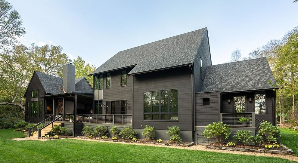 Свежая идея для дизайна: черный частный загородный дом в стиле модернизм с черной крышей - отличное фото интерьера