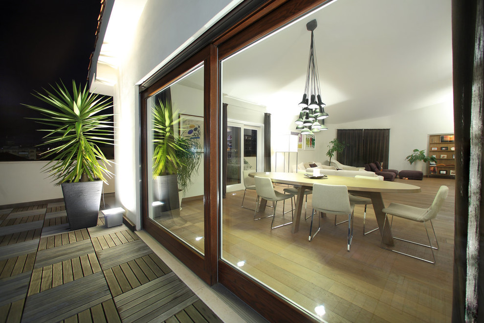Ispirazione per un grande soggiorno design aperto con pareti beige e pavimento in legno verniciato