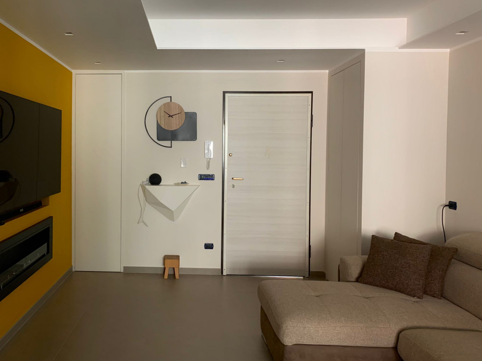 Exemple d'une petite salle de séjour moderne ouverte avec un mur beige, un sol en carrelage de porcelaine, cheminée suspendue, un téléviseur fixé au mur, un sol beige, un plafond décaissé et du papier peint.