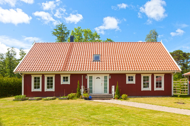 RYMLIG VILLA I TOPPSKICK I STILLSAMMA HAVSBADEN american-traditional-exterior