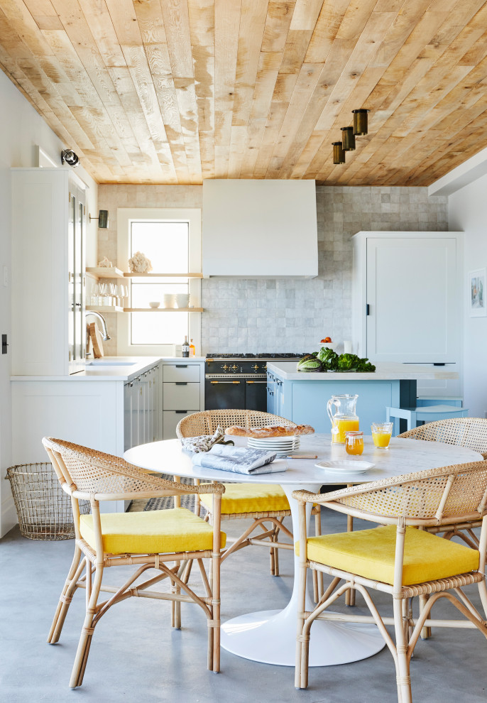 Esempio di una sala da pranzo stile marinaro con pavimento in cemento, pavimento grigio e soffitto in legno