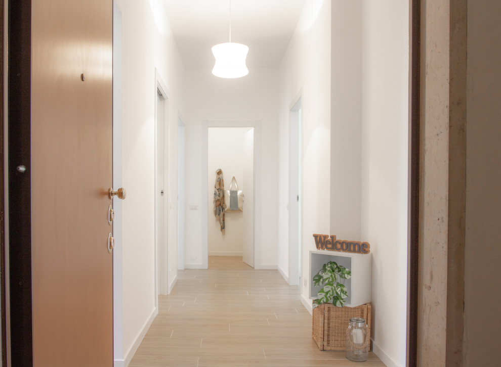 Источник вдохновения для домашнего уюта: огромный коридор в современном стиле с белыми стенами, полом из керамогранита и бежевым полом