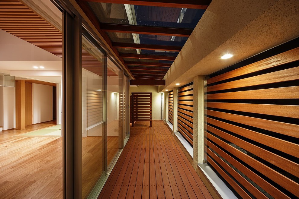 Photo of a large modern deck in Osaka with with skirting.