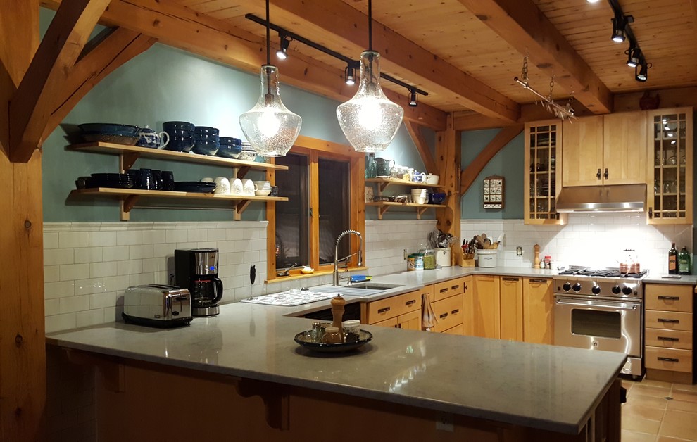 Example of a mid-sized mountain style u-shaped terra-cotta tile and beige floor eat-in kitchen design with an undermount sink, shaker cabinets, light wood cabinets, quartz countertops, white backsplash, subway tile backsplash, stainless steel appliances, a peninsula and gray countertops
