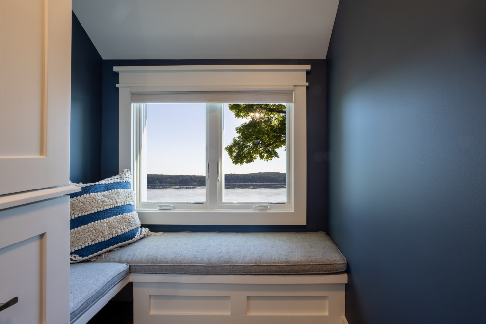 На фото: большая гостевая спальня (комната для гостей) в классическом стиле с синими стенами, ковровым покрытием и бежевым полом с