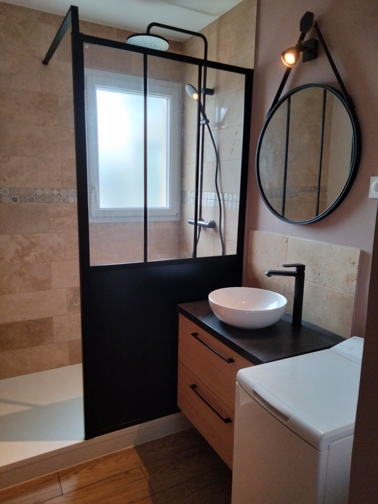 Foto di una stanza da bagno con doccia industriale di medie dimensioni con doccia a filo pavimento, piastrelle beige, piastrelle in travertino, pareti beige, un lavabo e mobile bagno sospeso