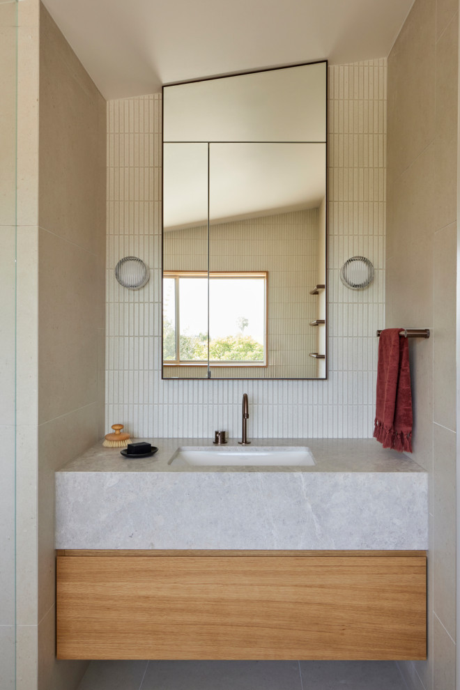 Exemple d'un WC et toilettes moderne en bois brun avec un placard à porte plane, un carrelage blanc, un lavabo encastré, un sol gris, un plan de toilette gris et meuble-lavabo suspendu.