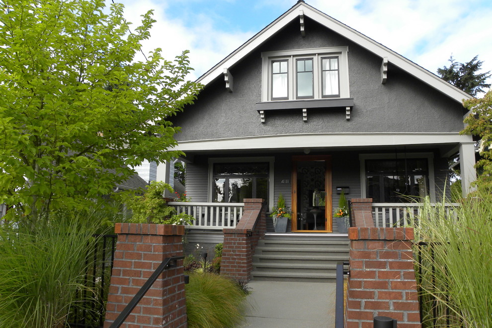 Photo of an arts and crafts two-storey grey exterior in Seattle with a gable roof.