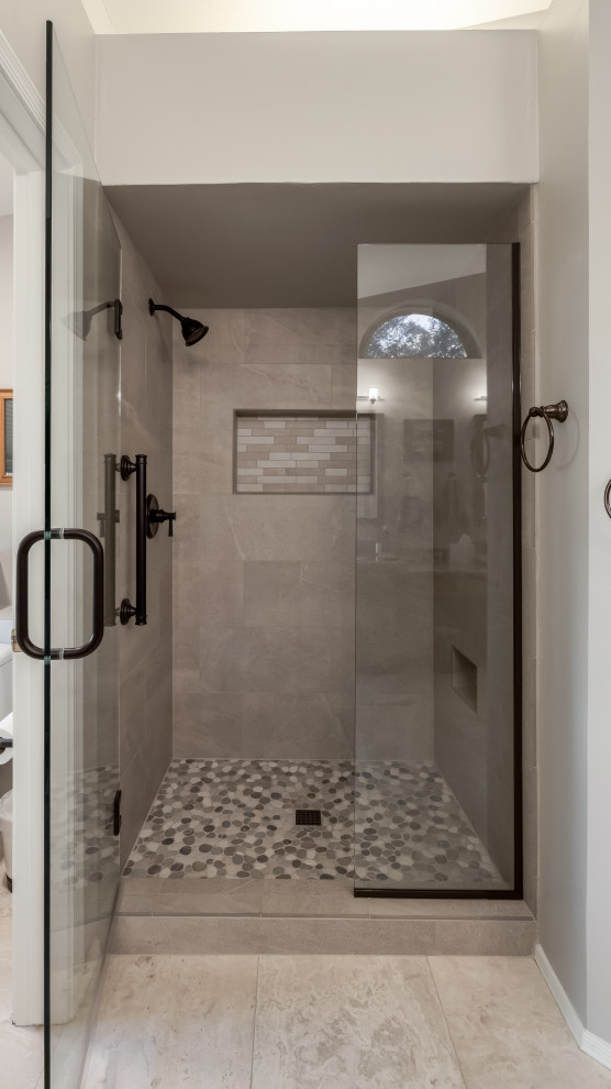 Inredning av ett modernt stort en-suite badrum, med en dusch i en alkov, beige kakel, porslinskakel, grå väggar, klinkergolv i småsten, flerfärgat golv och dusch med gångjärnsdörr