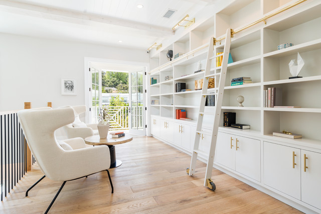 Transitional Mid-Sized Home clasico-renovado-sala-de-estar