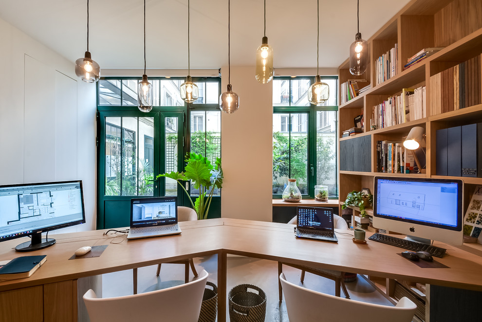 Inspiration pour un bureau design de taille moyenne avec un mur blanc, un bureau intégré et un sol gris.