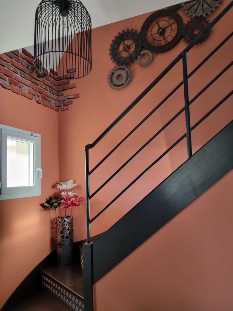 Foto de escalera en U industrial con escalones de madera pintada, contrahuellas de metal y barandilla de metal