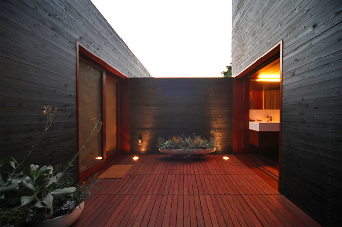 Design ideas for a modern rooftop deck in Los Angeles with an outdoor shower.