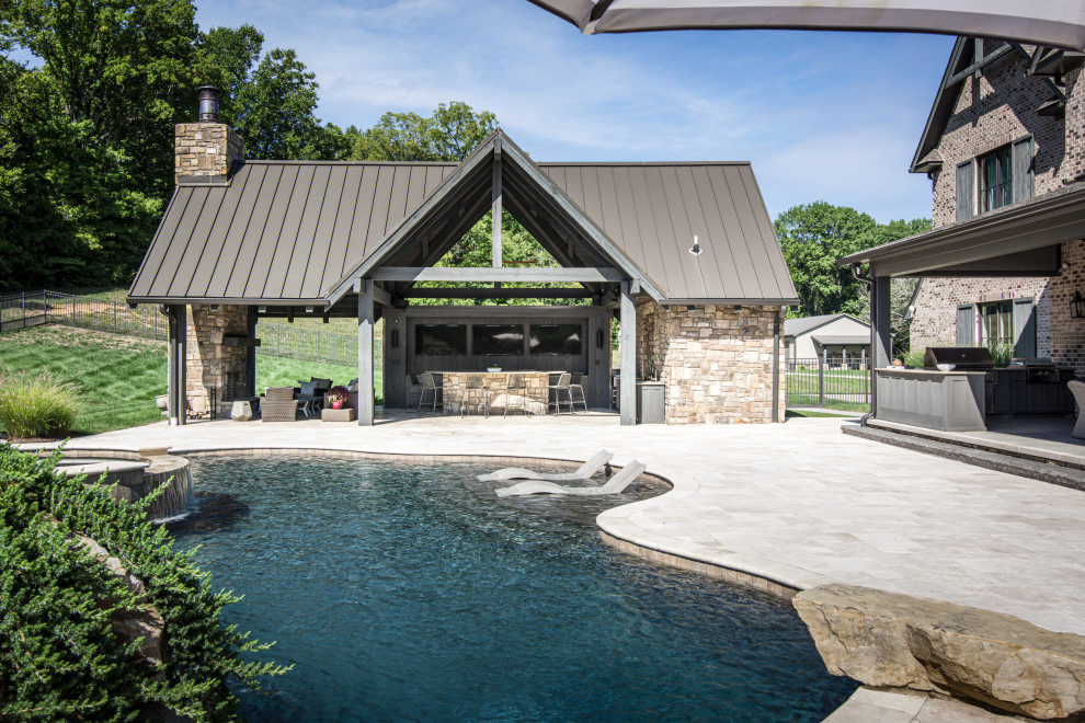 Idée de décoration pour un très grand porche d'entrée de maison arrière tradition avec une cuisine d'été, des pavés en pierre naturelle et une extension de toiture.