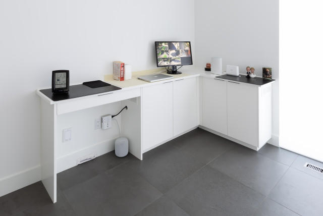 Modern Built In Desk moderno-studio