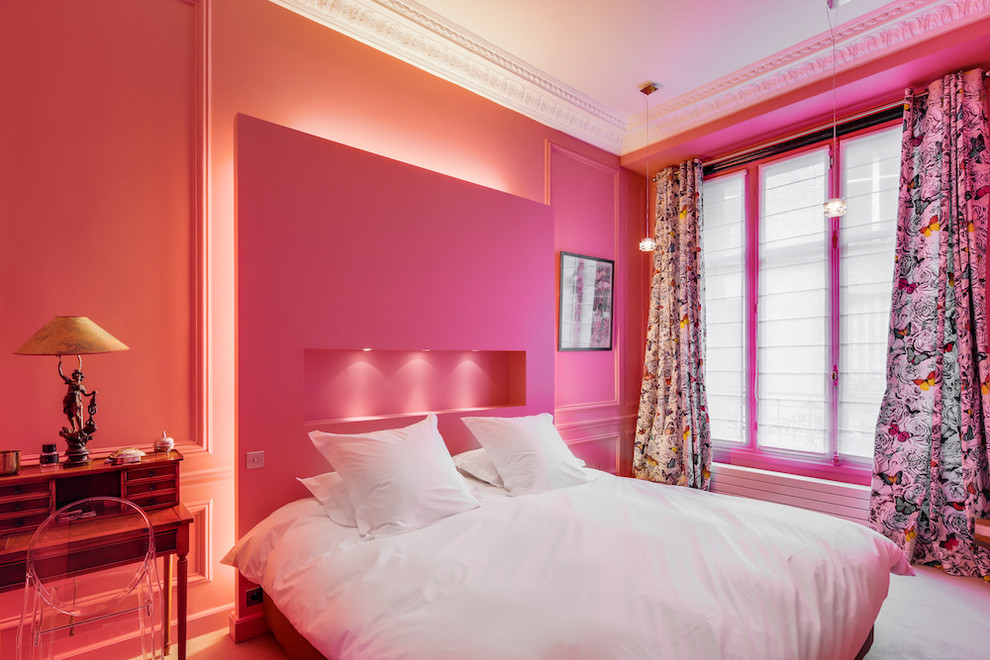 This is an example of a mid-sized eclectic master bedroom in Paris with carpet, grey floor, pink walls and no fireplace.
