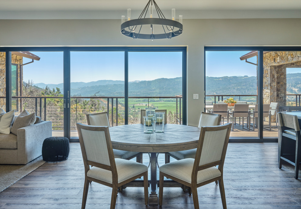 Exemple d'une salle à manger ouverte sur le salon montagne de taille moyenne avec un sol en bois brun et un sol gris.